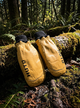 Load image into Gallery viewer, Sherpa lined Leather Mitten Glove