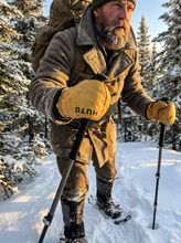 Load image into Gallery viewer, Sherpa lined Leather Mitten Glove